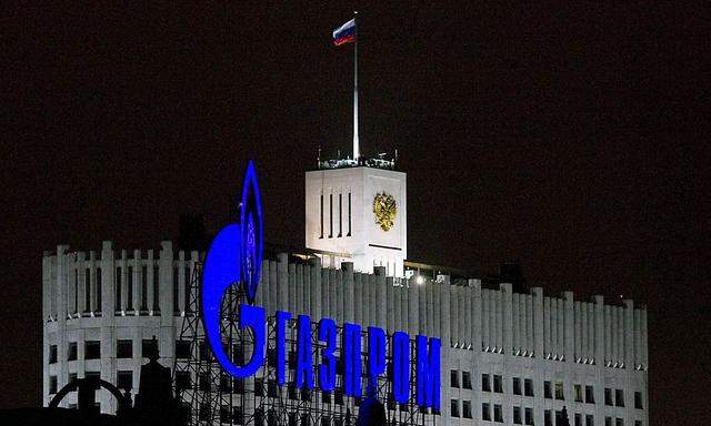 Das Gazprom-Logo erstrahlt vor dem Amtssitz des russischen Premierministers.