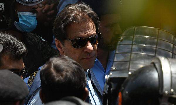 In rund 100 Fällen muss sich Oppositionsführer Imran Khan vor Gericht verantworten.