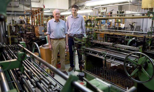 Konrad (l.) und Albert (r.) Maurer in ihrer Werkstatt, im Vordergrund die alten grünen Galonmaschinen.