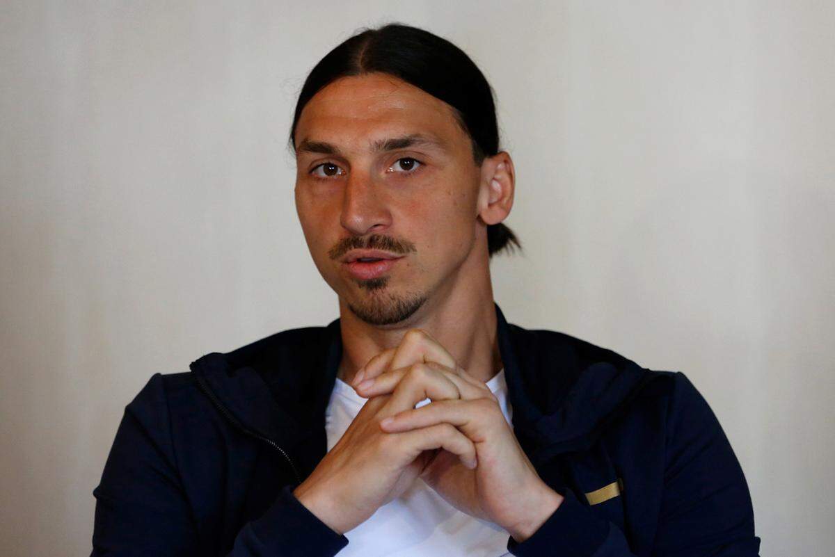 Mittelscheitel und im Nacken zusammengebunden interpretiert Zlatan Ibrahimovic lange den Trend, der sich auch bei Fußballern großer Beliebtheit erfreut.    