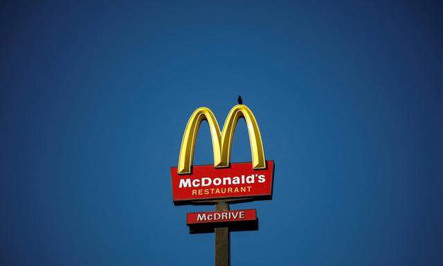 In Frankreich sollen auf den Parkplätzen von mehr als 700 McDonalds-Restaurants bis 2025 über 2000 Schnellladesäulen für Elektroautos aufgestellt werden.
