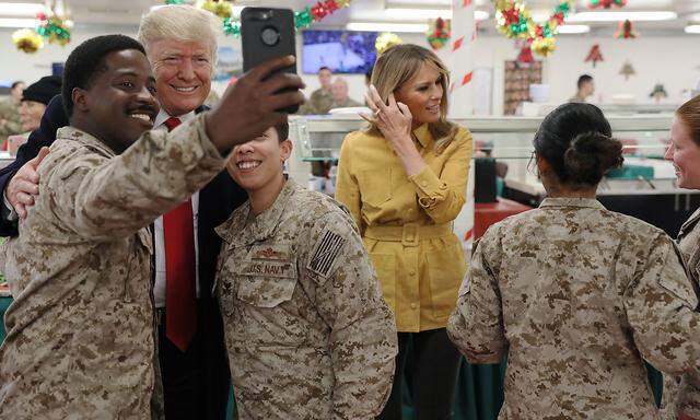 Archivbild des Besuchs der Trumps im irakischen Luftwaffenstützpunkt al-Asad Ende Dezember.