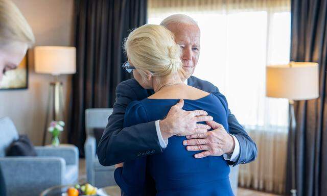 Joe Biden umarmt Julia Nawalnaja bei einem Treffen in San Frrancisco. 