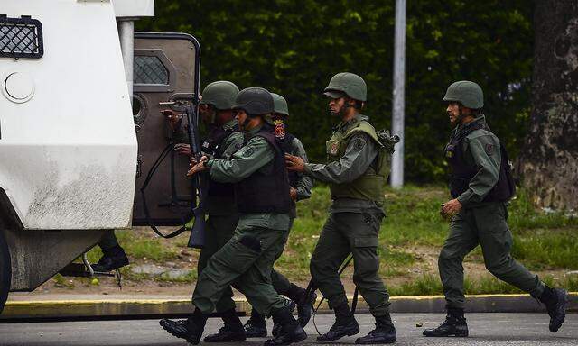 In Valencia, der drittgrößten Stadt Venezuelas, kam es zu Protesten und einem Angriff auf eine Militärbasis.