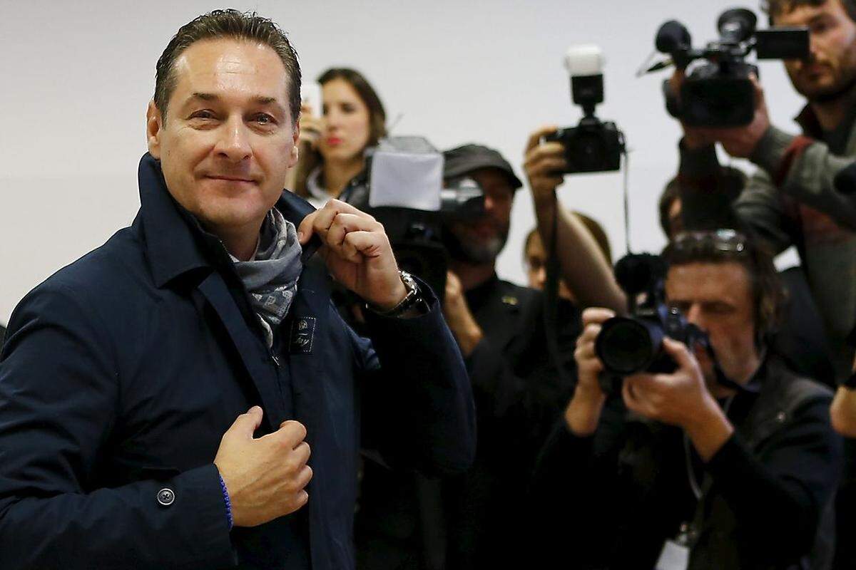 FPÖ-Spitzenkandidat Heinz-Christian Strache gab sich enthusiastisch: „Ich freue mich ehrlich sehr über das Ergebnis“, sagte er. „Die SPÖ hat das Wahlziel gehabt, die absolute Mehrheit zu erreichen und hat verloren, die FPÖ hat das historisch beste Ergebnis erreicht“, fügte er hinzu. Es werde daher „heute niemand unseren Erfolg kleinreden können“.