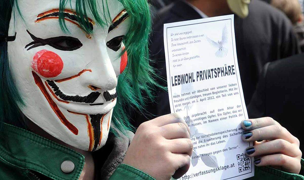 Die Internet-Aktivisten von Anonymous bzw. deren Österreich-Ableger AnonAustria hatten in ihrem Demo-Aufruf auf mehr als 9000 Menschen auf der Straße gehofft. Proteste gab es auch in Linz, Salzburg, Innsbruck und Graz.