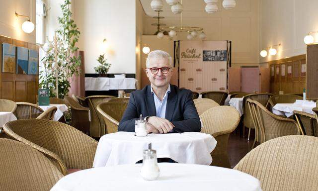 Den Valentinstag auf Schmetterlinge und Luftballons zu reduzieren, sei absurd, sagt der Unternehmer Martin Kugler – hier im Wiener Café Prückel. 