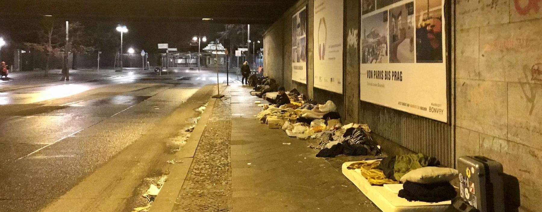 Unterführung am Bahnhof Zoo: Oben rauscht die S-Bahn vorbei, unten das Leben