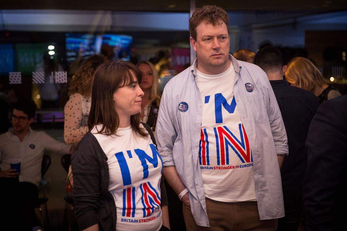 In der Hauptstadt London prägten am Wahltag Aktivisten des "Remain"-Lagers in ihren blauen T-Shirts das Bild. Als am Donnerstag in London die Wahllokale öffnen, gießt es in Strömen. Eigentlich ein schlechtes Zeichen für die EU-Befürworter - ihre Anhänger sind nach Einschätzung von Experten schwerer zu mobilisieren als die Brexit-Befürworter.