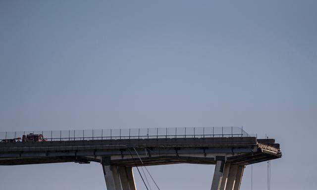 Der Einsturz der Brücke in Genua hat weitreichende politische Folgen. Nun droht Rom mit einer Rückverstaatlichung der privat betriebenen Autobahnen.