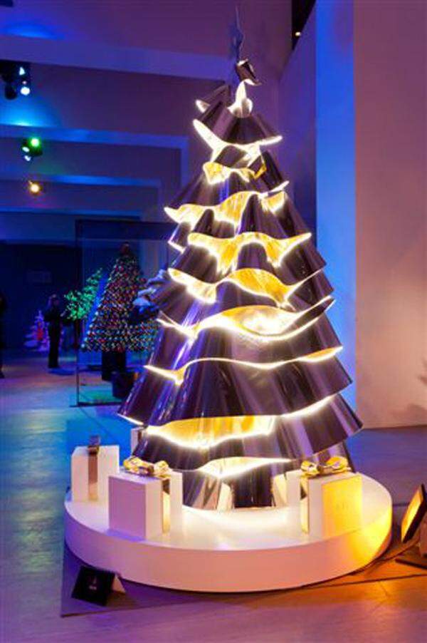 Der Weihnachtsbaum von Christian Dior erinnert an die vielschichtigen Raffungen eines Kleides.