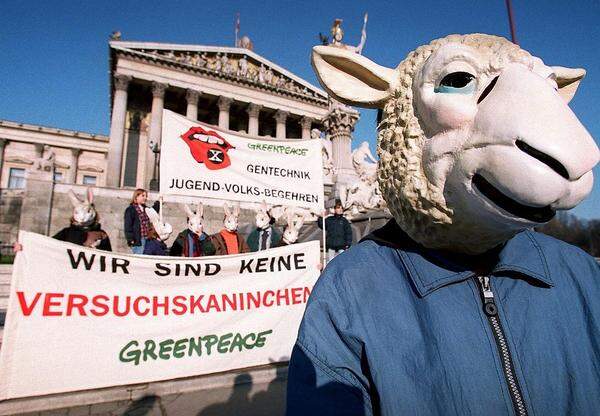 1997 unterschrieben 1,225.790 Österreicher das Gentechnik-Volksbegehren. In der Folge wurde Anbau, Import und Verkauf gentechnisch veränderter Nahrungsmittel gesetzlich verboten.