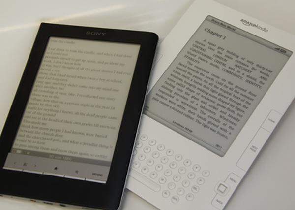 Amazon ist aber nicht allein auf dem E-Book-Markt. Sony versucht, mit seiner Reader-Reihe hier ebenfalls Käuferschichten zu erschließen. Das Modell PRS-600 (links im Bild) besitzt ein größeres Display als Kindle, bietet einen Touchscreen und kann den Text in mehreren Stufen vergrößern. Allerdings wirkt die Schrift nicht so scharf und kontrastreich wie bei Amazons Gerät. Der Seitenwechsel klappt bei beiden gleich schnell. Vom größten US-Buchhändler Barnes &amp; Noble wurde jetzt Nook vorgestellt, ein Gerät, das Kindles Marktvorherrschaft gefährlich werden kann.