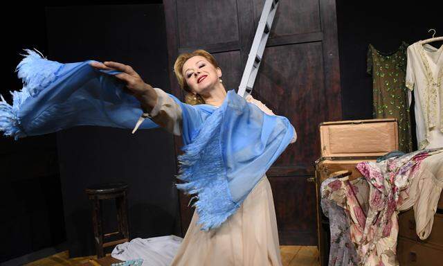Petra Morzé spielt Blanche in „Endstation Sehnsucht“ von Tennessee Williams in Reichenau.