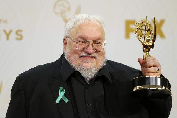 Die Emmys 2015 haben drei große Gewinner, einer davon ist die Serie "Game of Thrones". Das Fantasy-Spektakel, das auf den Büchern von George R. R. Martin (im Bild) basiert, war in mehr als 20 Kategorien nominiert und holte am Sonntagabend bei den wichtigsten Fernsehpreisen Amerikas zwölf Awards - ein Emmy-Rekord!