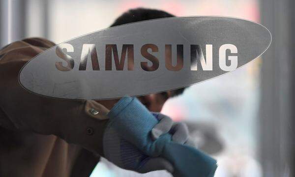 Der südkoreanische Mischkonzern Samsung beschäftigt mehr als 500.000 Mitarbeiter. Zum Jahresbeginn 2018 machte gute Geschäfte. 11,8 Milliarden Euro Betriebsgewinn, so viel wie nie zuvor, erzielte das Unternehmen.  Im Smartphone-Geschäft half dem Apple-Rivalen und -Zulieferer sein neues Flaggschiffprodukt Galaxy S9. Es wurde seit dem Marktstart Mitte März rund zehn Millionen mal verkauft.