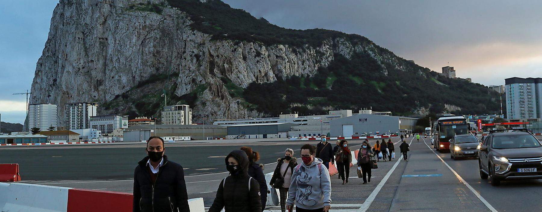 Kein Gebiet Europas ist so coronageschützt wie Gibraltar, der britische „Affenfelsen“ an Spaniens Küste. Dennoch tobt Corona erneut. Das ist erklärbar – und recht harmlos. Im Bild Gibraltars Flughafen im vergangenen Winter.