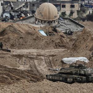 Dieses Bild, das während einer vom israelischen Militär organisierten Medientour am 27. Januar 2024 aufgenommen wurde, zeigt einen Panzer der israelischen Armee in Khan Younis im Süden des Gazastreifens.