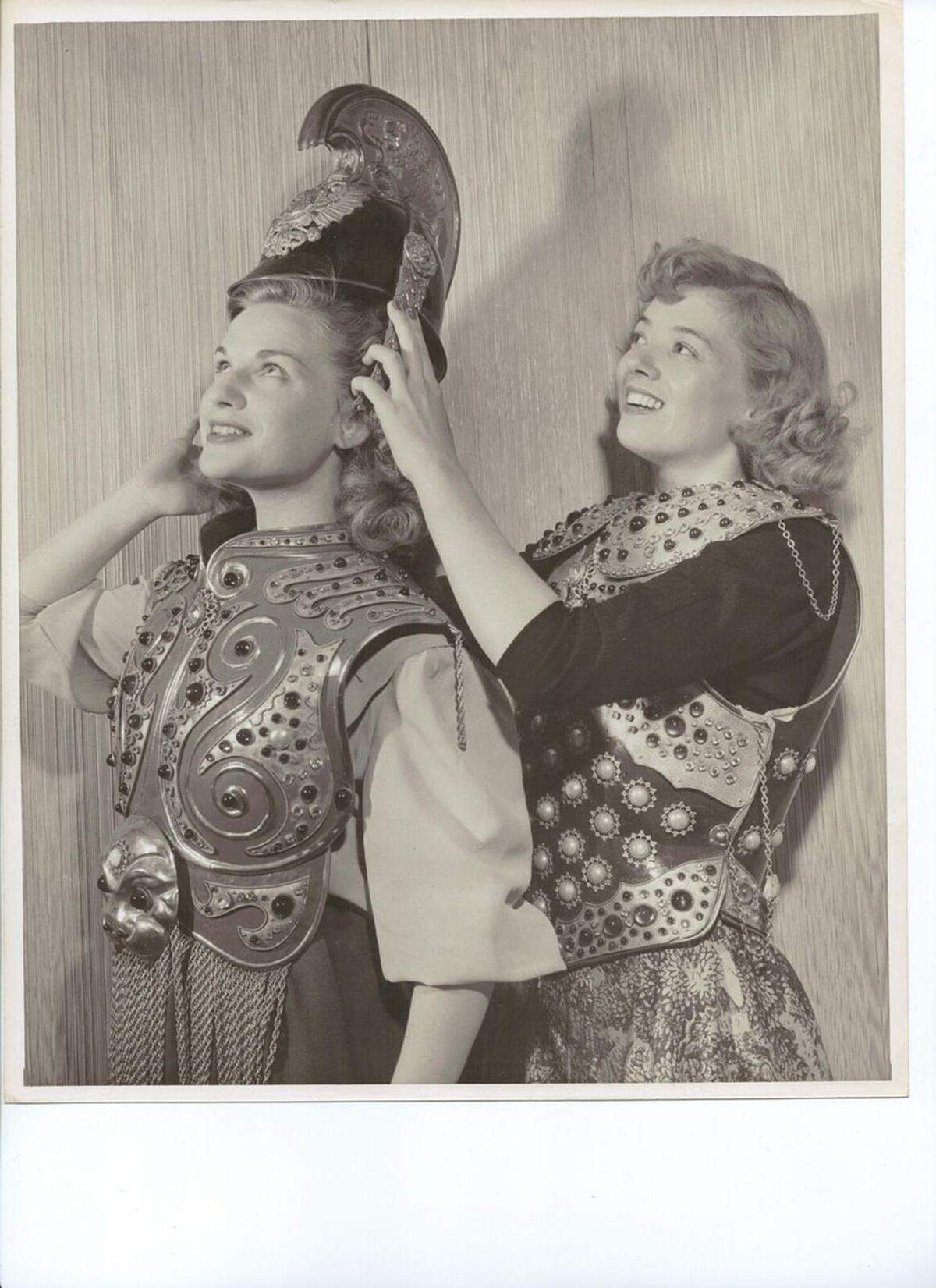 Zu den Vintage-Juwelen gehören demnach Ohrringe, die Marilyn Monroe in dem Film "Blondinen bevorzugt" (1953) trug, eine Brosche, die sich Marlene Dietrich in "Shanghai Express" (1932) ansteckte oder eine Halskette von Bette Davis aus dem Film "Die jungfräuliche Königin" (1955).