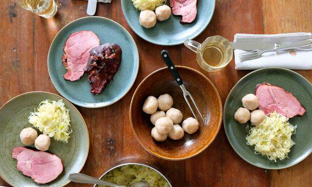 Tradition. ­Österreichische Esskultur: Geselchtes mit Knödeln und Kraut.