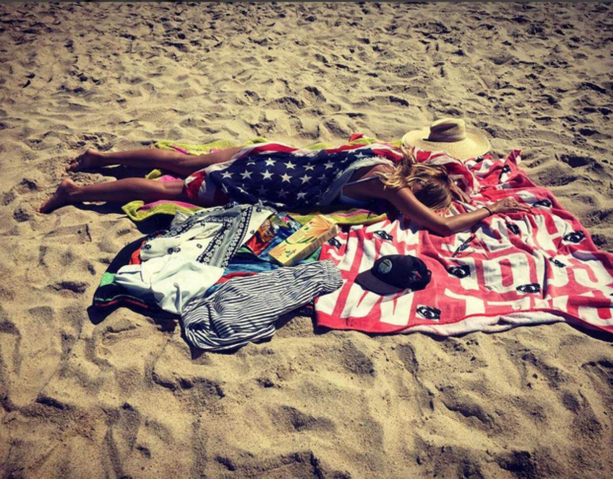 Heidi Klum gab sich am Strand patriotisch.