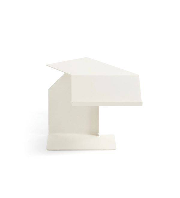 Pretty boy. Sidetable “Diana” from Classicon. Design: Konstantin Grcic.