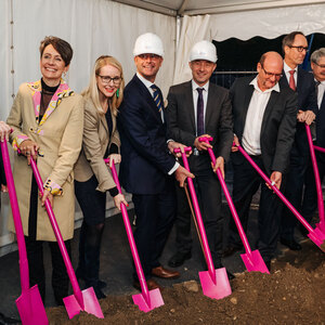 Spatenstich (v.l.) mit Kanzler Sebastian Kurz, Infineon-Österreich-Chefin Sabine Herlitschka, Digitalisierungsministerin Margarete Schramböck, Verkehrsminister Norbert Hofer, Landeshauptmann Peter Kaiser u.a.