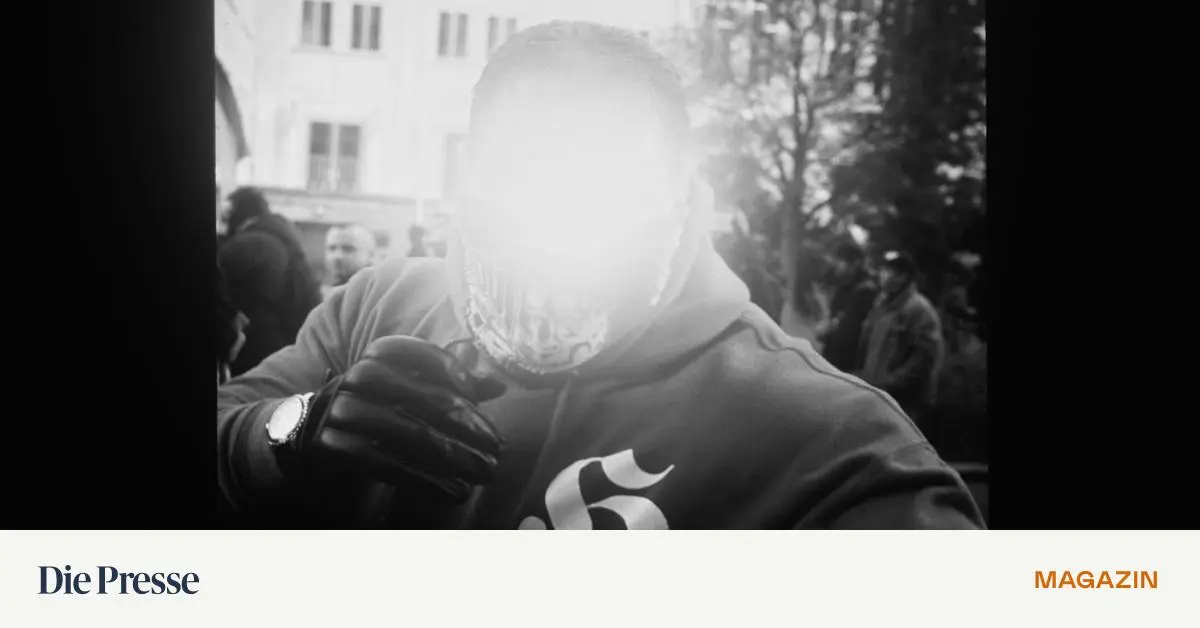 Ein-Fotoprojekt-macht-visuelle-Codes-von-Rechtsextremen-sichtbar-premium-