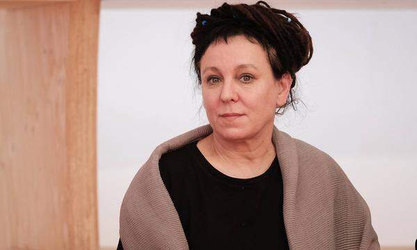 Olga Tokarczuk -  Polen Tokarczuk, die zu den bekanntesten Schriftstellerinnen Polens gehört, erhielt die Auszeichnung für "ihre narrative Vorstellungskraft, die, in Verbindung mit enzyklopädischer Leidenschaft, für das Überschreiten von Grenzen als eine neue Form von Leben steht", wie die Akademie mitteilte. Der Preis wurde 2019 nachgeholt und gemeinsam mit jenem für 2019 verlautbart. Die doppelte Auszeichnung wurde notwendig, weil sich die Akademie nach Skandalen und Austritten gegen eine Preisvergabe entschieden hat. 