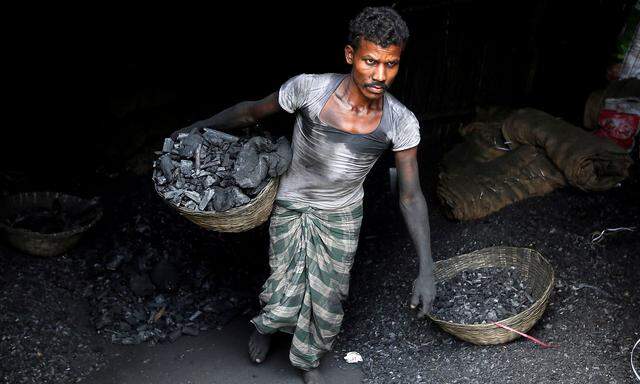 Ein Kohlearbeiter in Indien. Überschwemmungen schneiden das Land von seiner wichtigsten Energiequelle ab. 
