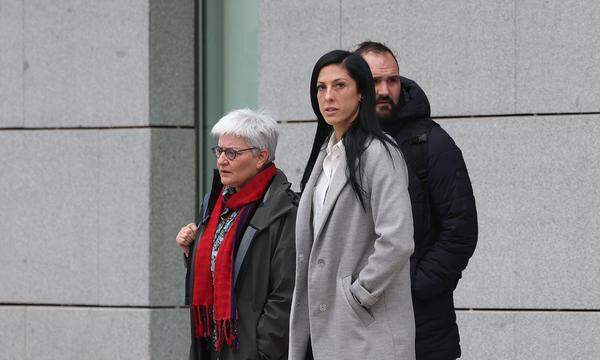 Jennifer Hermoso vor dem Eingang des Gerichts in Madrid.