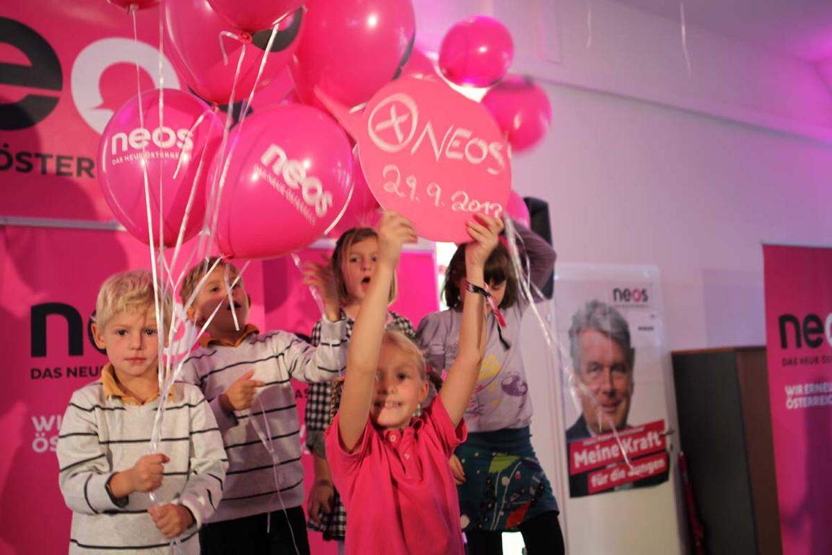 Und auch die vielen jungen Anhänger scheinen von den Schildern und Ballons begeistert.