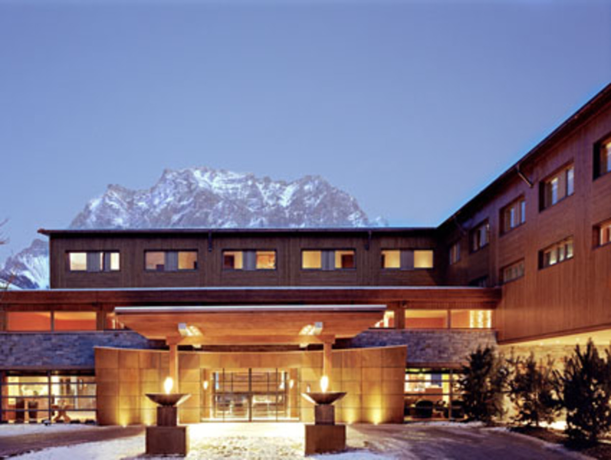 Das „Aquarium“ – wie das Panoramahallenbad im Mohr-Life-Resort heißt –bietet anspruchsvolles Design und ungewöhnliche Ausstattung „auf höchster Ebene“, die „Vogelnester“ – Ruhebetten mit weißen Tüchern als Trennwänden schweben auf einer Galerie über dem Pool. Die Front des Hallenbades besteht aus einer großflächigen Glasfassade und wird von modernem RGB-Licht in den Farben Rot, Grün und Blau überflutet.