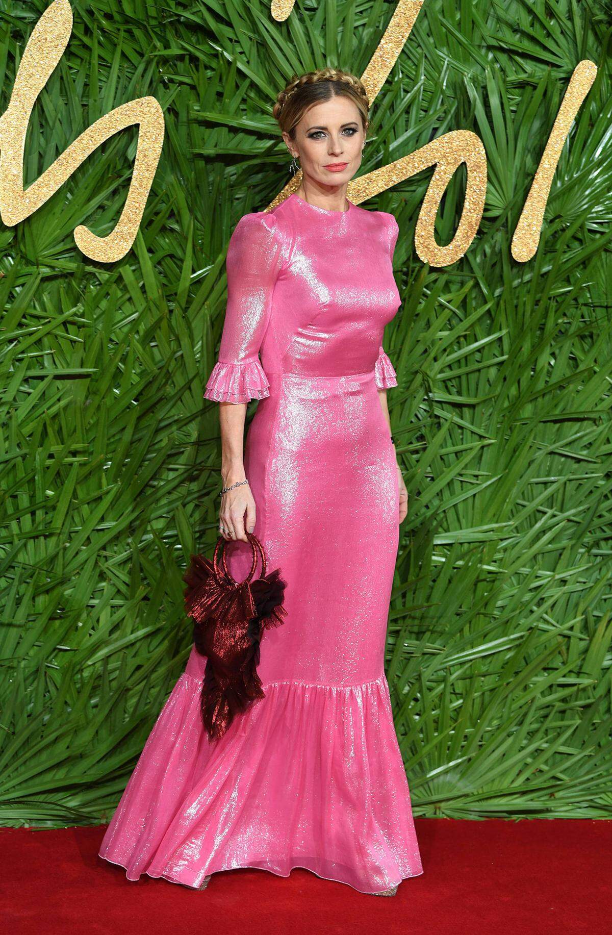 Bei den Fashion Awards in London wollten sich Stars, Models und Designer von ihrer besten, beziehungsweise modischsten Seite zeigen. Das funktionierte jedoch nicht immer... Pink, Glitzer und Milchmädchen-Zopf. Model Laura Bailey (sie trug ein Kleid von The Vampire's Wife) hatte schon bessere Auftritte.