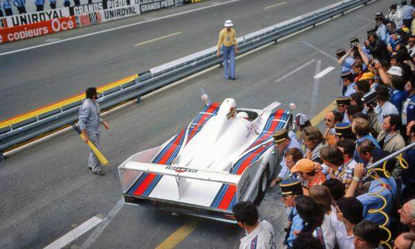 Porsche im späteren Martini-Design ist besonders beliebt bei Modellauto-Sammlern. Soooo lang war das Heck des 936 im Siegerjahr 1977, Jacky Ickx wird losgelassen.