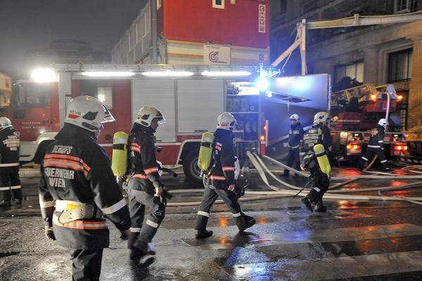 Um etwa 7.30 Uhr wurde auf Alarmstufe 2 zur Durchführung der Aufräum- und Nachlöscharbeiten reduziert, um 10.45 Uhr wurde die Alarmstufe 2 aufgehoben. Nachlöscharbeiten einzelner Glutnester dürften noch bis zum nächsten Tag notwendig sei.