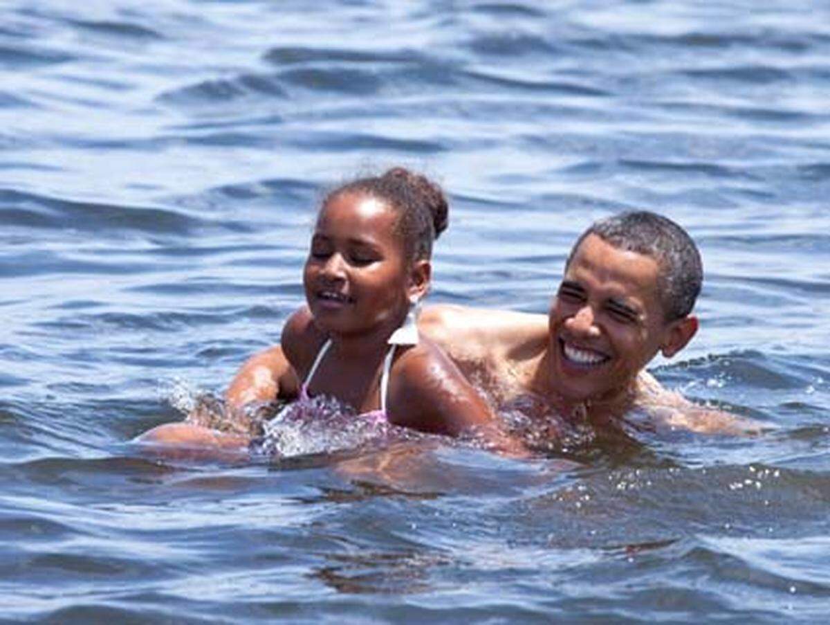 Demonstrativ ging der US-Präsident mit seiner neunjährigen Tochter Sasha vor der Küste Floridas im Golf von Mexiko baden, um der durch die Ölpest gebeutelten Tourismusindustrie unter die Arme zu greifen. Er wollte damit zeigen, dass die Strände dank der Aufräumarbeiten sauber und sicher für Besucher seien.