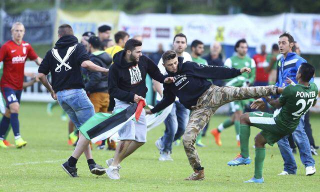 Fans stürmen das Spielfeld und attackieren Spieler.