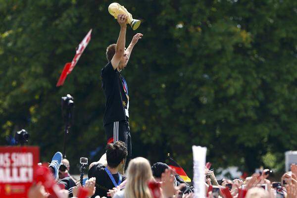 Ganz am Ende kam Philipp Lahm - mit dem WM-Pokal.