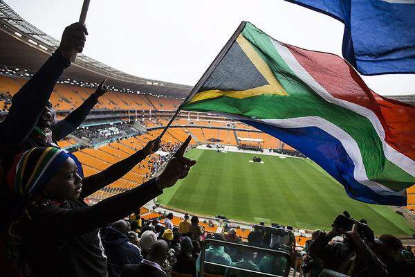 Schon früh am Dienstagmorgen begann sich das Soccer City Stadion in Johannesburg mit Menschen zu füllen.