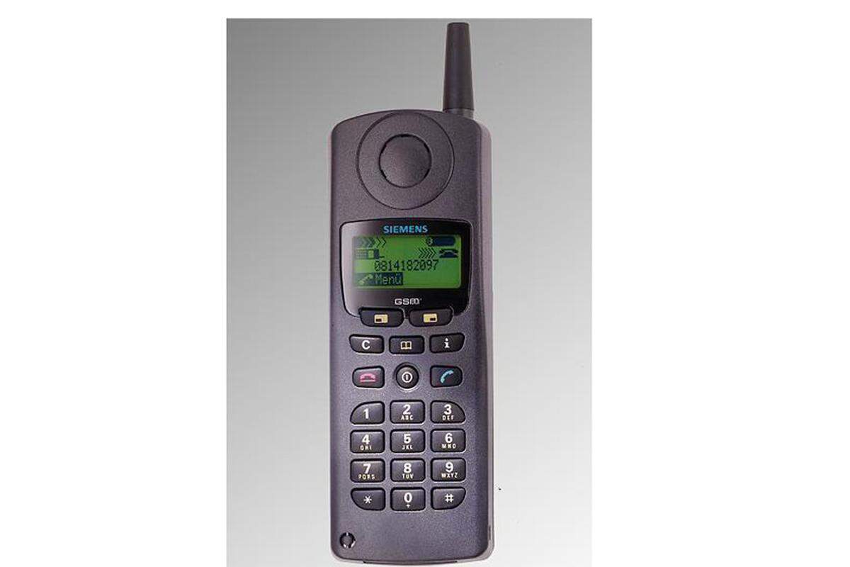 1995 bringt Siemens das S3 mit einem revolutionären Feature auf den Markt: Das S3 ist das erste Handy, das SMS senden und empfangen kann.