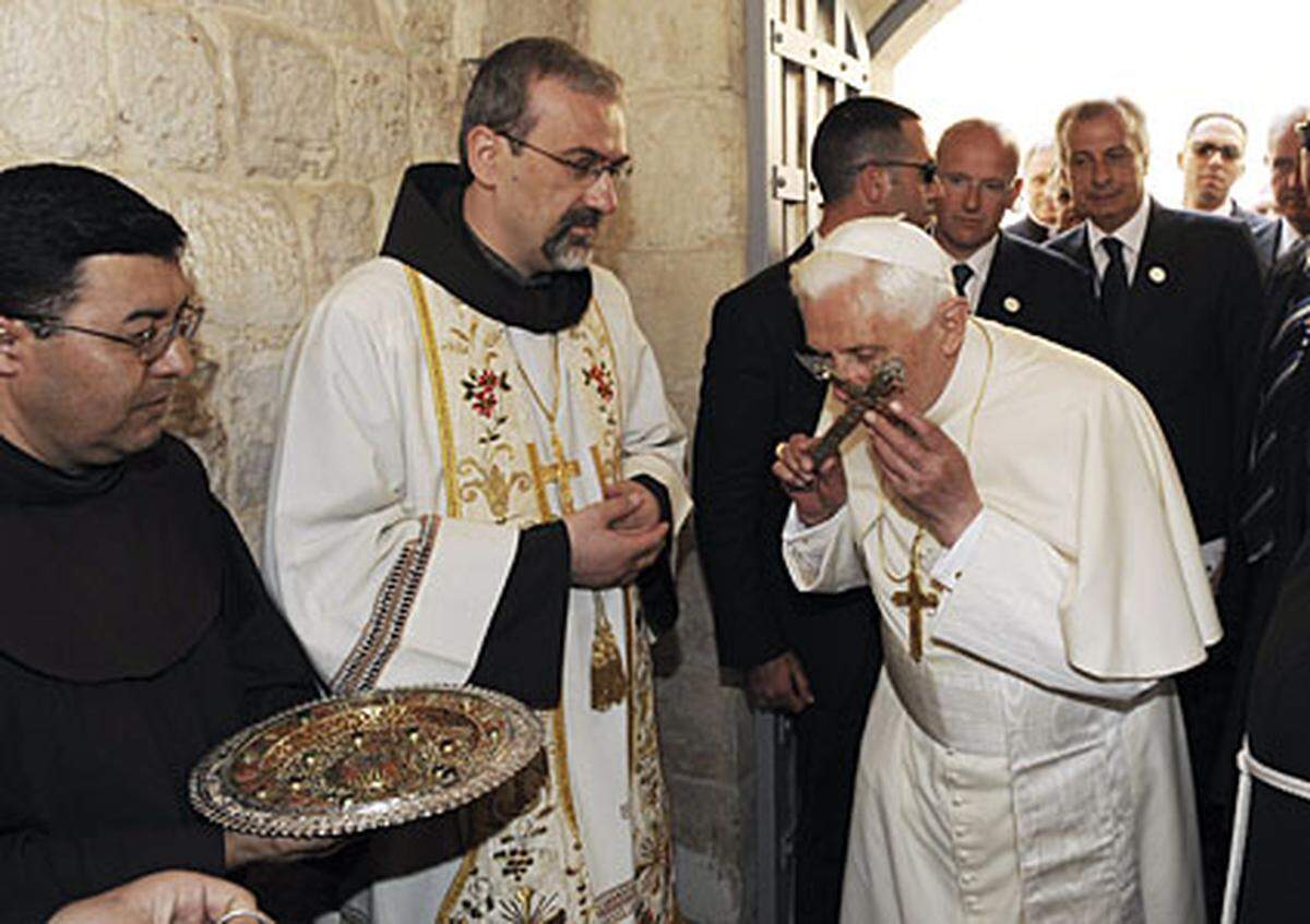 "Benedikt XVI. hat noch nichts Falsches gesagt. Das ist kein Grund, ihn zu loben, denn der Preis für Zurückhaltung ist Oberflächlichkeit. In der Holocaust-Gedenkstätte Yad Vashem die Schoah zu verurteilen ist keine intellektuelle Leistung, sondern moralische Selbstverständlichkeit. Die Warnung vor der 'hässlichen Fratze' des Antisemitismus ist wohlfeil, wenn das Kirchenoberhaupt mit dem Finger auf die Welt zeigt, ohne dazu zu sagen, dass er es war, der einen Holocaust-Leugner in den Schoß der katholischen Kirche zurückgeholt hat. Es ist nicht von dieser Welt, wenn der Papst vom Frieden als einem 'Geschenk' spricht, wo im sogenannten Heiligen Land heute jedes Kind weiß, dass Frieden niemand geschenkt wird, sondern verhandelt und hart erarbeitet werden muss, die Gefahr des Scheiterns immer inbegriffen."