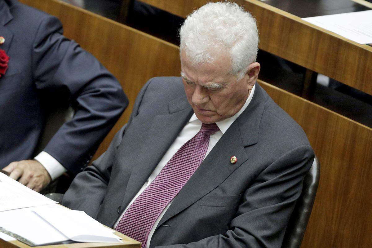 Parteigründer Frank Stronach bat in seiner Rede um Entschuldigung, sollte er im Wahlkampf "persönlich geworden sein". Nun freue er sich, "heute hier zu sein in diesem ehrenhaften Parlament". Nach seiner Rede setzte er sich - und nickte prompt ein.