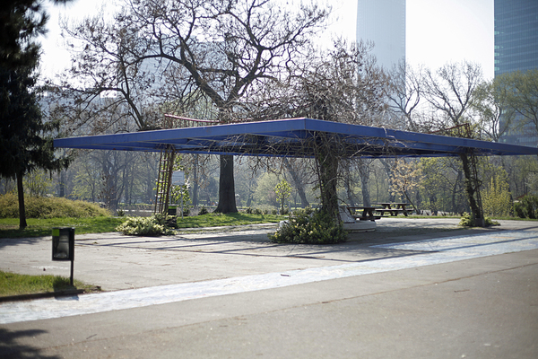 Aus dem Aushubmaterial des Irissees wurde 1964 ein Berg aufgeschüttet, auf dem einige Zeit ein Kaffeehaus stand. Das Café sperrte Mitte der 1980er-Jahre zu, die Grundkonstruktion blieb aber erhalten und wurde restauriert.