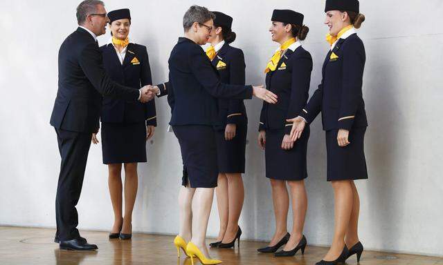  Corporate Identity bis in die Schuhspitze: Lufthansa-Boss Carsten Spohr und Finanzchefin Simone Menne begrüßen Mitarbeiterinnen, bevor sie das Ergebnis präsentierten.