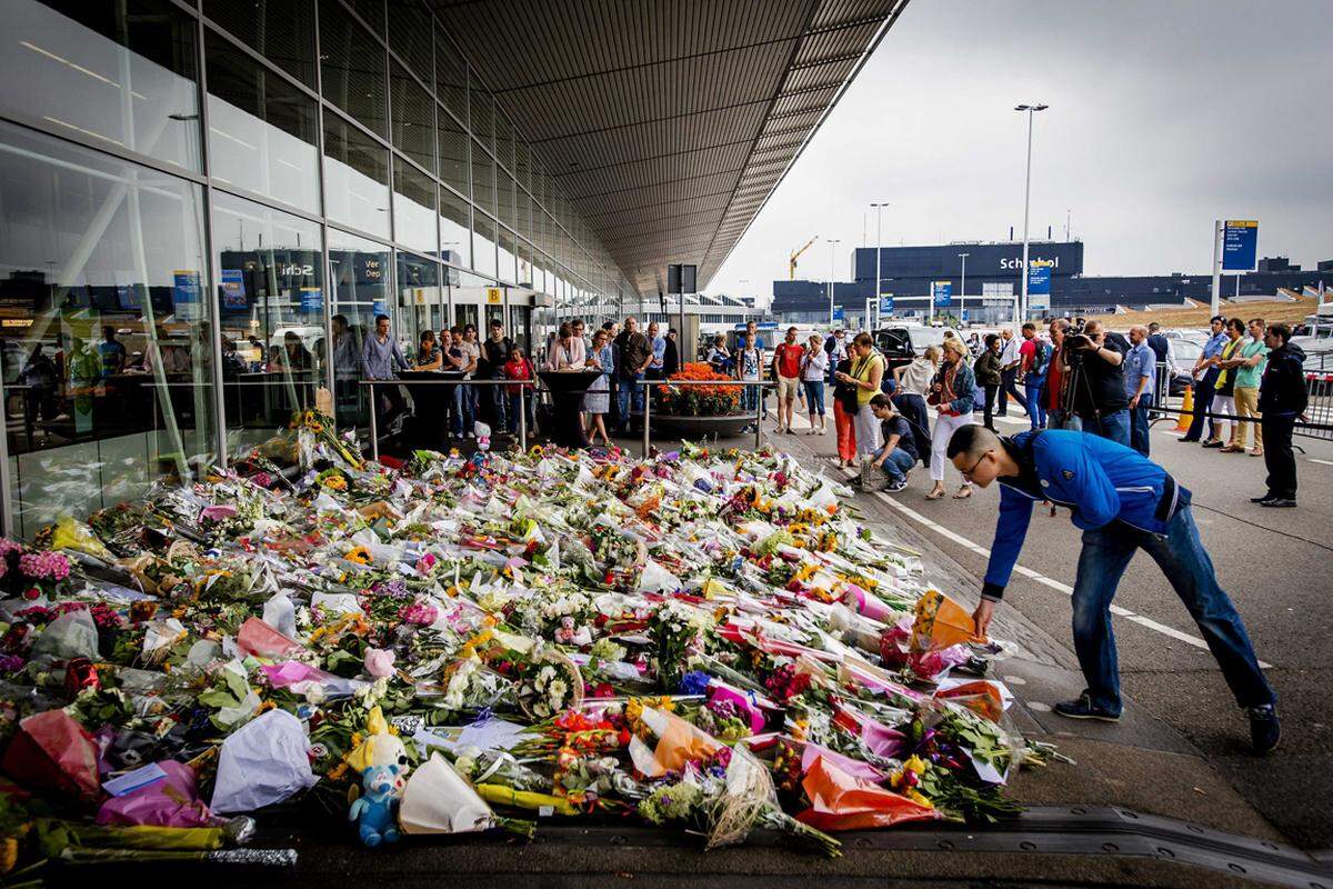 Die ukrainische Regierung will Leitung der Ermittlungen zum Absturz von Malaysia-Airlines-Flug MH17 niederländischen Experten zu überlassen. Die weitaus meisten Opfer stammten aus den Niederlanden, daher könne das Land auch die Koordinierung der Ermittlungen übernehmenIm Bild: Die Anteilnahme am Schicksal der Passagiere ist am Flughafen Schiphol in Amsterdam groß.