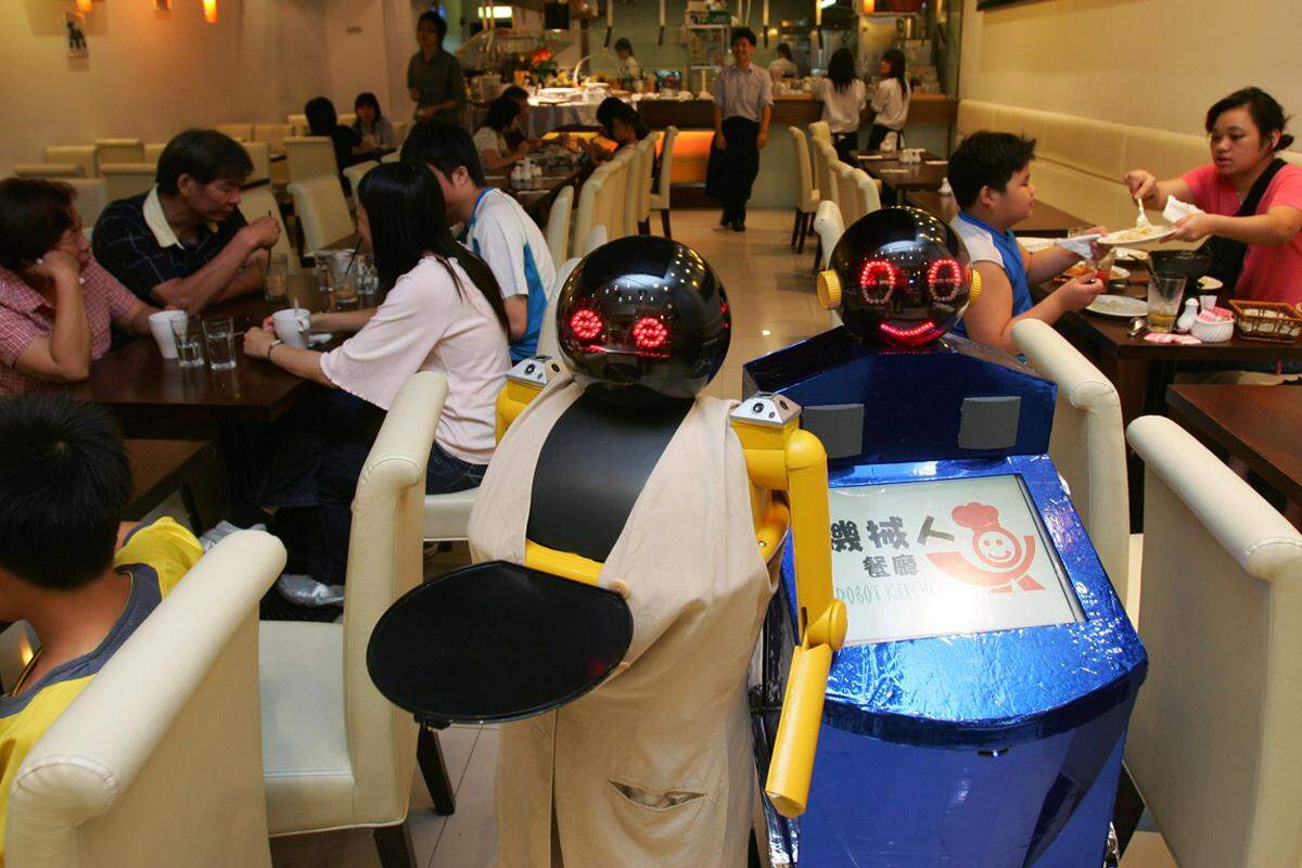 Running Sushi ist "out", die Zukunft liegt in den Händen der Kellner-Roboter. Doch für die Arbeit sind pro Tisch zwei Kellner notwendig. Einer nimmt die Bestellung auf und der andere serviert.