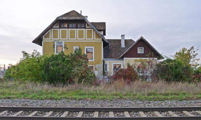 Ohne Zukunft? Bahnhof nächst Breitenleer Straße, Donaustadt.