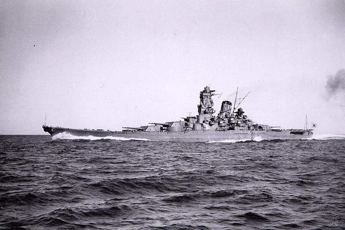 Die Izumo, das Typschiff der gleichnamigen neuen Klasse, ist mit 19.500 Tonnen Verdrängung leer (voll: rund 27.000 Tonnen) indes weit kleiner als die größten Schiffe Japans im Zweiten Weltkrieg: Die kanonenbestückten "Superschlachtschiffe" Yamato und Musashi, die bei einer Verdrängung von (leer) 65.000 Tonnen eine Länge von 263 Meter hatten. Beide waren damals auch die größten Kriegsschiffe überhaupt und wurden 1944 bzw. 1945 von US-Bombern versenkt.Bild: Das Superschlachtschiff "Yamato" anno 1941