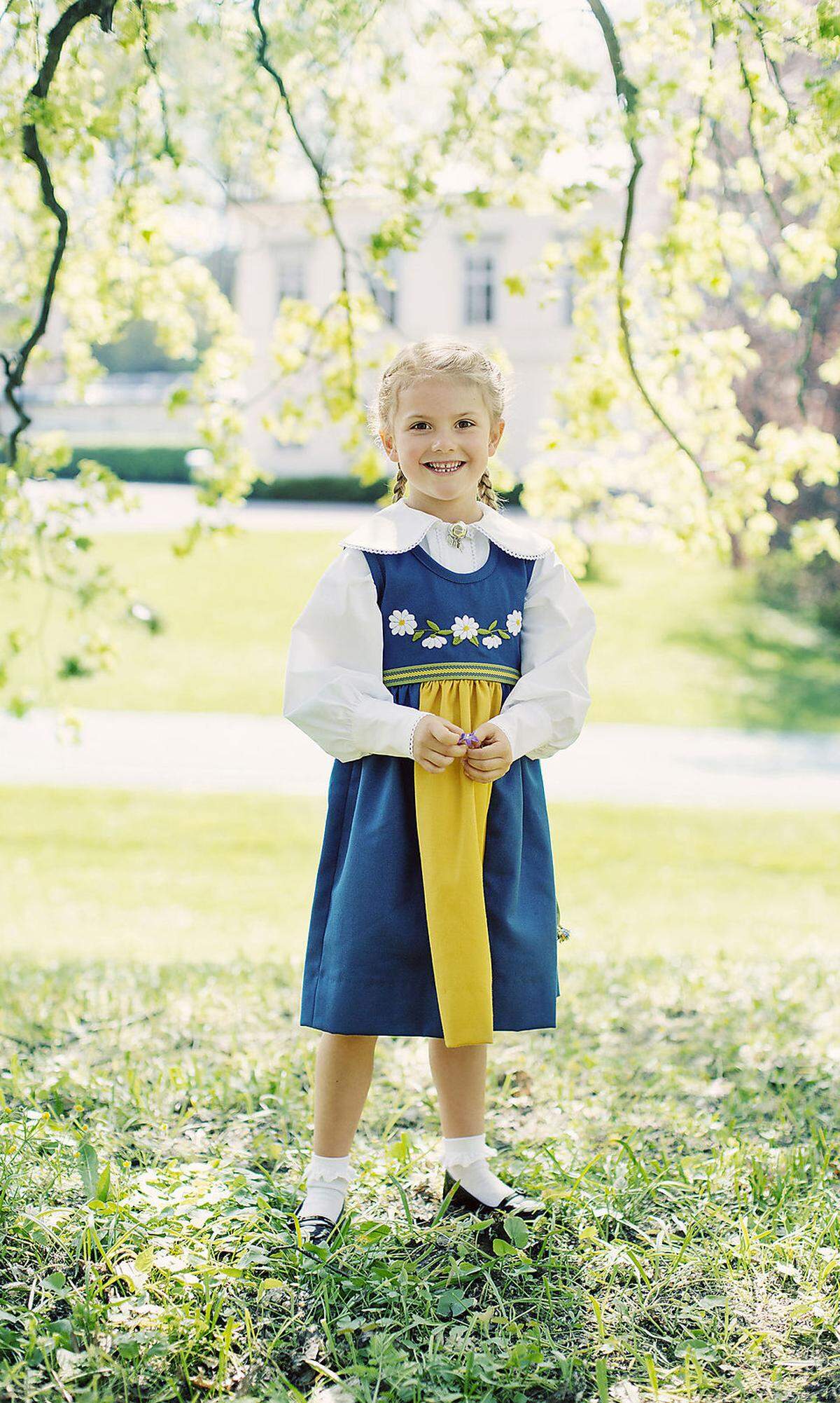 Die fünf Jahre alte künftige Königin Estelle posierte dann auch noch allein für ein Bild - freilich in Nationaltracht. Aufgenommen wurden die Fotos übrigens ebenfalls auf Schloss Haga, dem Wohnsitz der Kronprinzessinnenfamilie in der Nähe von Stockholm.